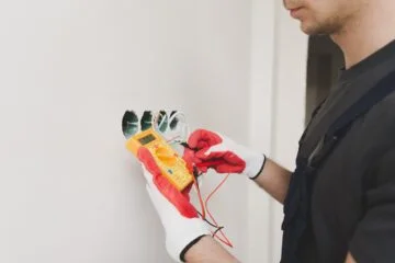 Cómo detectar y solucionar problemas en interruptores de luz y enchufes